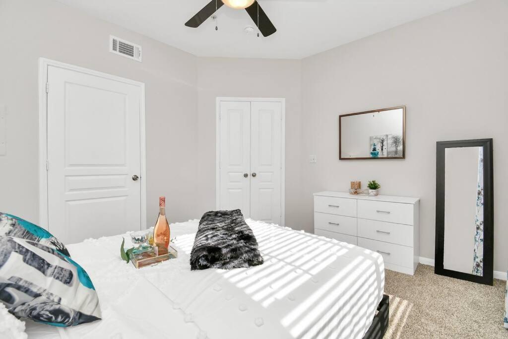 Chic Retreat-Walk To Nrg-Pool Apartment Хюстън Екстериор снимка