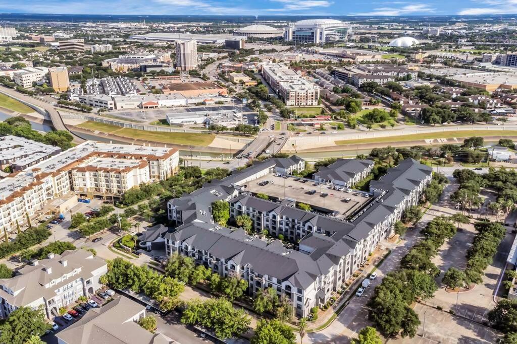 Chic Retreat-Walk To Nrg-Pool Apartment Хюстън Екстериор снимка